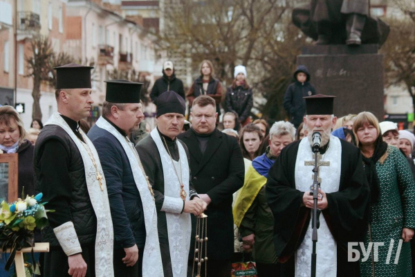 Нововолинськ зустрів двох Героїв Романа Тивонюка та Володимира Дацюка, які віддали своє життя за Україну | Новини Нововолинська