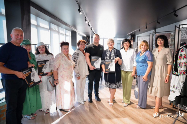 У Нововолинську відбулася презентація книги «Над Бугом рікою. Традиційний народний одяг західної Волині» | Новини Нововолинська У Нововолинську відбулася презентація книги «Над Бугом рікою. Традиційний народний одяг західної Волині» | Новини Нововолинська