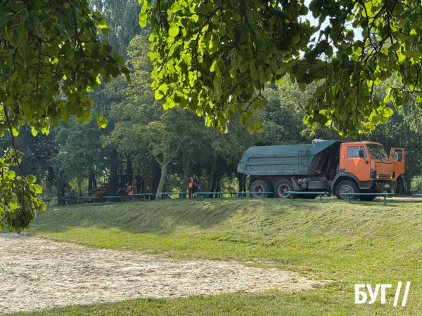 Фото дня: підготовка міського озера до Дня міста у Нововолинську | Новини Нововолинська