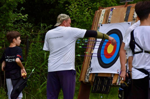 Ветеран з Нововолинська Сергій Дудік взяв участь на чемпіонаті Волині зі стрільби з лука | Новини Нововолинська